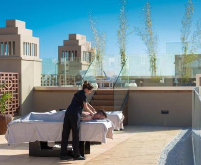 Una persona disfruta de un masaje en la terraza al aire libre de este hotel con encanto.
