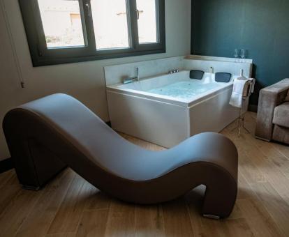 Rincón romántico de la Suite con bañera de hidromasaje privada.