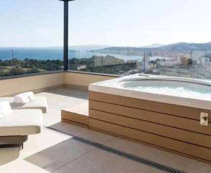 Fabuloso jacuzzi al aire libre con vistas al mar en la terraza de la Suite Aquamarine The Royal.