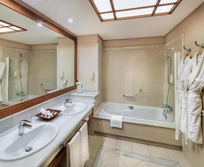 Baño con bañera de hidromasaje privada de la Suite Senior del hotel.