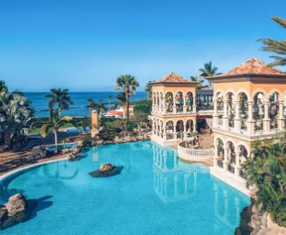 Gran piscina de este precioso hotel a poca distancia del mar.