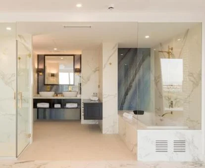Fabuloso baño con jacuzzi privado de la Suite Presidencial del hotel.