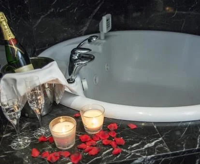 Baño con bañera de hidromasaje privada de la suite presidencial del hotel.