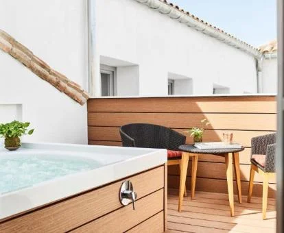 Preciosa bañera de hidromasaje privada en la terraza de una de las suites del hotel.