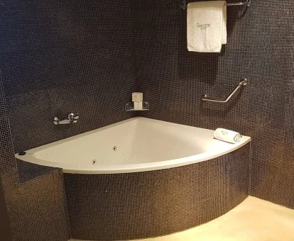 Jacuzzi privado de una de las habitaciones del hotel.
