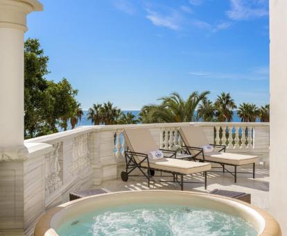 Terraza con jacuzzi privado al aire libre y vistas al mar de la Suite Real del hotel.