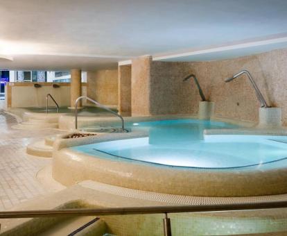 Amplio espacio de bienestar con piscinas de hidroterapia de este hotel con encanto.