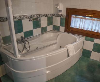 Bañera de hidromasaje privada en el baño de la Habitación Doble Superior.