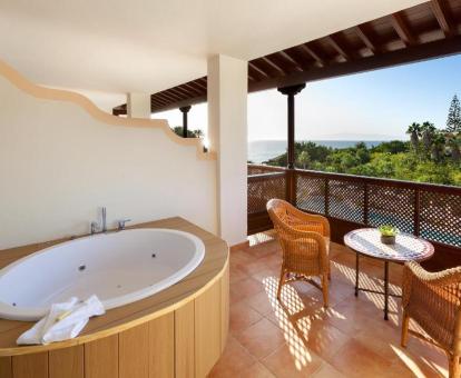 Terraza con jacuzzi privado y vistas al mar de este maravilloso hotel con encanto.