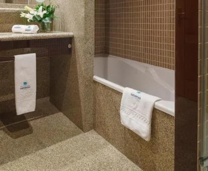 Baño con bañera de hidromasaje privada de la suite del hotel.