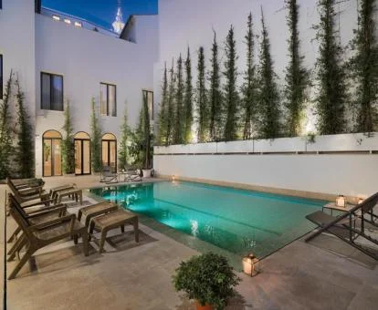 Piscina exterior con mobiliario de este coqueto hotel con encanto.