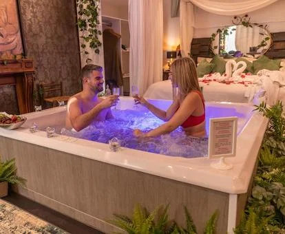Foto del jacuzzi privado frente a la cama 
en la Suite con sauna donde también tienes ducha de hidromasaje y una sauna para relajarte.
