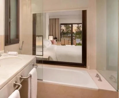 Bañera de hidromasaje privada de una de las suites del hotel.