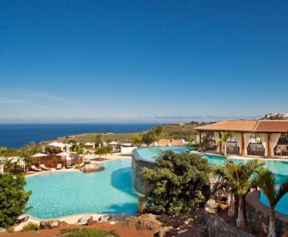 Vista aérea de las piscinas de este precioso hotel con vistas al mar.