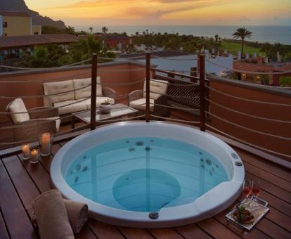 Gran bañera de hidromasaje al aire libre de la Suite con vistas al mar.