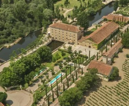 Vista aérea de esta espectacular hacienda en una tranquila zona rural.
