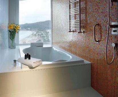 Preciosa bañera de hidromasaje privada con vistas al mar del Estudio Suite Gold.