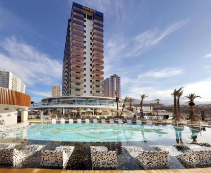 Edificio de este hotel con encanto con piscina exterior y tumbonas.