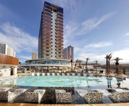 Edificio de este hotel con encanto con piscina exterior y tumbonas.