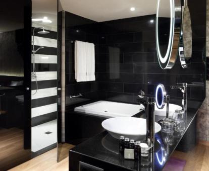 Precioso baño de la suite Studio Royalty Rock con bañera de hidromasaje privada.