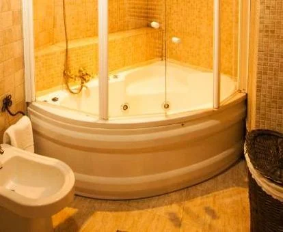 Bañera de hidromasaje de la habitación doble superior del hotel.