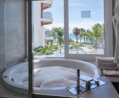 Bañera de hidromasaje privada con vistas al mar de la Suite Junior.