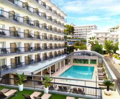 Edificio con piscina y zonas exteriores de este hotel con encanto.