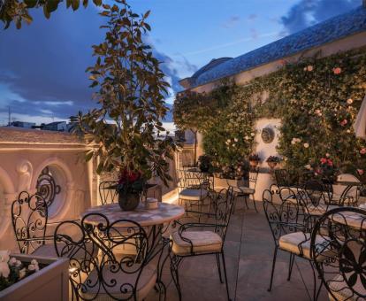 Romántica terraza con comedores y vistas a la ciudad de este hotel con encanto.