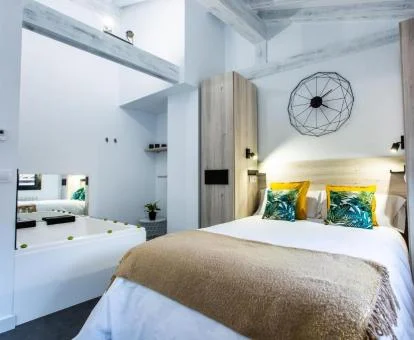 Domitorio del Estudio con bañera de hidromasaje privada junto a la cama.