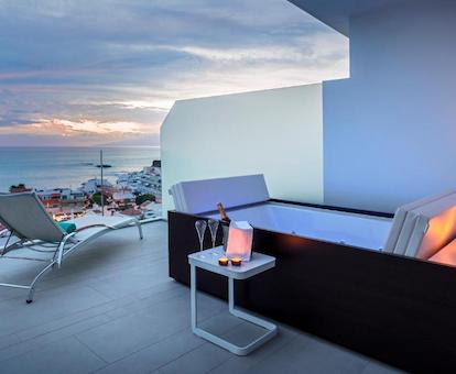 Espectacular terraza con vistas al mar y jacuzzi privado de la Suite Junior del hotel.