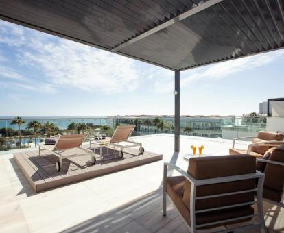 Preciosa terraza solarium con vistas al mar de este coqueto hotel.