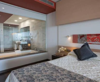 Suite Deluxe con bañera de hidromasaje privada cerca de la cama.