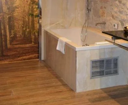 Bañera de hidromasaje privada en el baño del Estudio Deluxe.