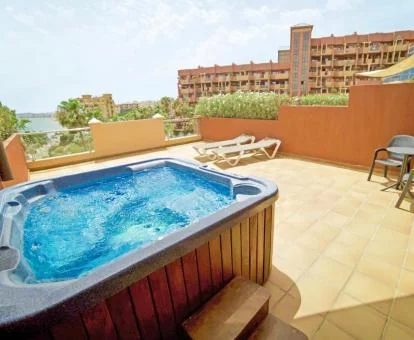 Amplia suite con jacuzzi privado de la suite con vistas al mar.