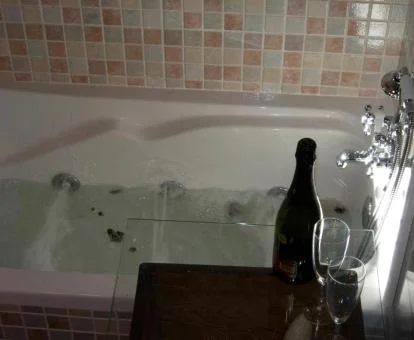 Bañera de hidromasaje privada de la Suite Junior del hotel.