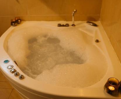 Amplia bañera de hidromasaje privada de una de las habitaciones dobles con bañera de hidromasaje privada del hotel.
