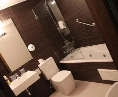 Bañera de hidromasaje privada en el baño de la habitación doble superior del hotel.