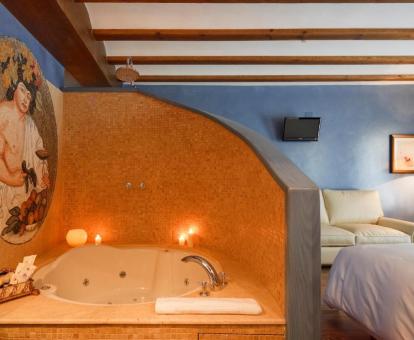Habitación Doble con bañera de hidromasaje cerca de la cama.