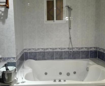Bañera de hidromasaje privada de una de las Suites del alojamiento.