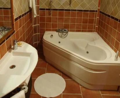 Baño con bañera de hidromasaje privada de la Habitación Doble Superior con terraza.