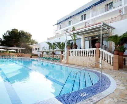 Edificio de este hotel con encanto con piscina al aire libre.