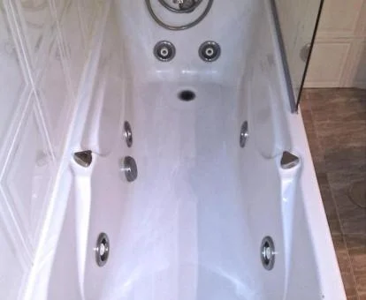 Bañera de hidromasaje privada de la suite del hotel.