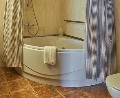 Bañera de hidromasaje privada en el baño de la suite del hotel.
