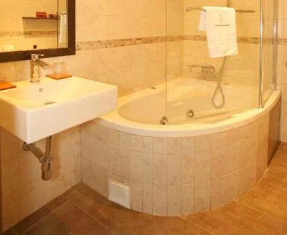 Bañera de hidromasaje en el baño de la Habitación Doble Superior.