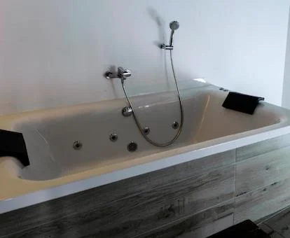 Foto de la Suite Junior con bañera de hidromasaje y terraza privada donde vemos la encantadora suite donde tienes tu cama, mesa, jacuzzi privado.