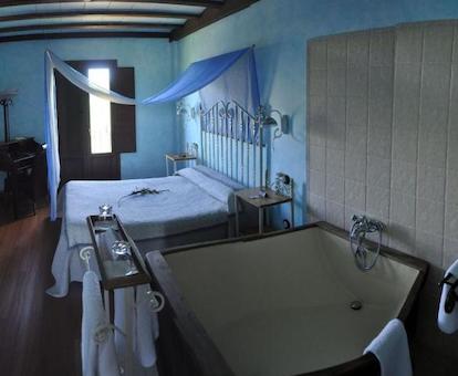 Foto de la bañera junto a la cama de la habitación doble con acceso al spa ideal para una fin de semana de relax.