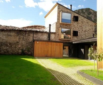 Edificio de este hotel con encanto con amplios jardines y rodeado de naturaleza.