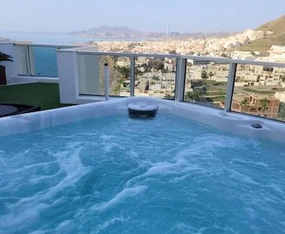 Terraza con jacuzzi y vistas al mar de la Habitación Doble Deluxe del hotel.
