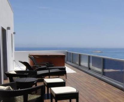 Terraza con jacuzzi y vistas al mar de la Habitación Doble Deluxe del hotel.
