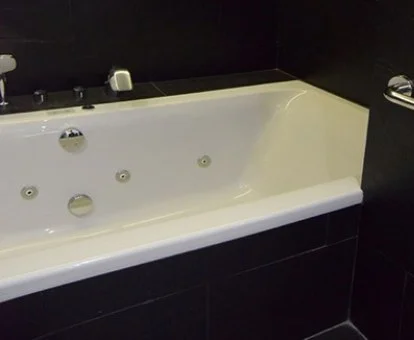 Bañera de hidromasaje privada de la Suite del hotel.